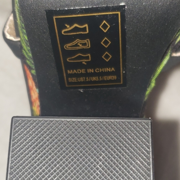 Tropical Platform Sandals - Picture 9 of 9